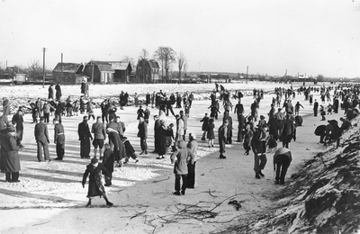 405958 Afbeelding van schaatsers op het bevroren Inundatiekanaal langs de Ezelsdijk te Utrecht (op de grens met de ...